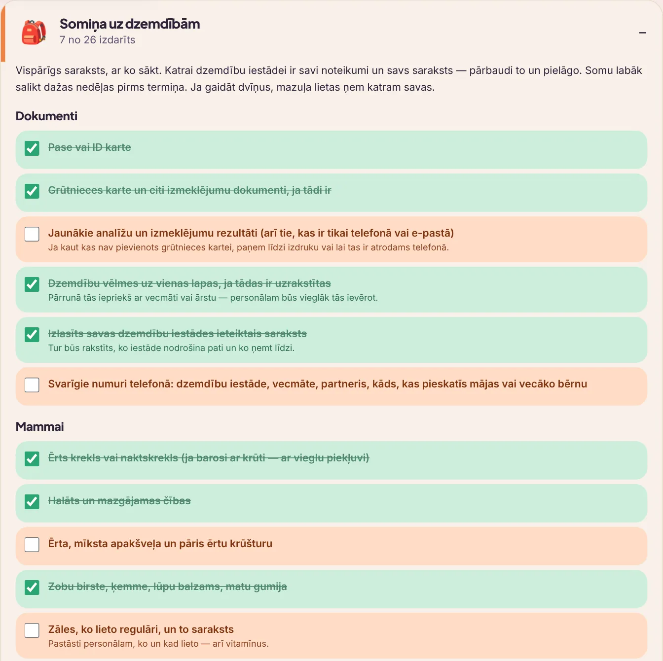 Kontrolsaraksts „Somiņa uz dzemdībām“ (7 no 26 izdarīts) ar sadaļām „Dokumenti“ un „Mammai“, kur atzīmēti, piemēram, „Pase vai ID karte“ un „Halāts un mazgājamas čības“