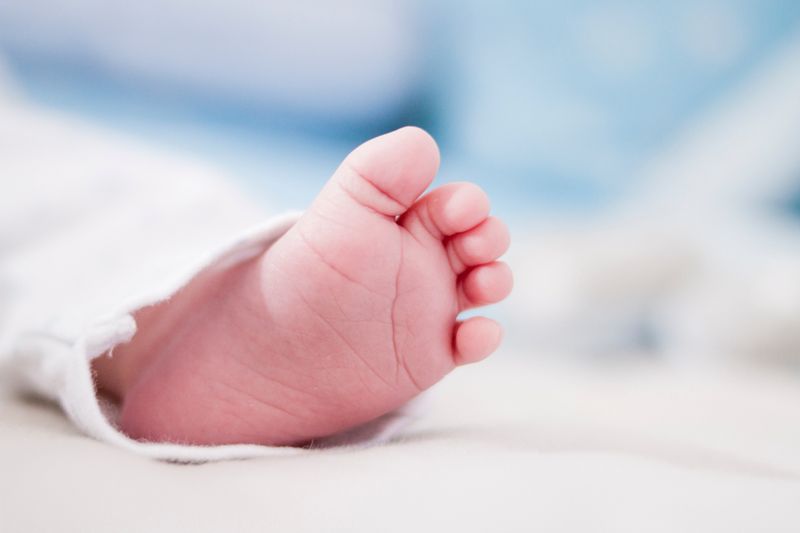 Jaundzimušā pēdiņa uz mīkstas segas